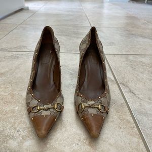 Gucci print pointed low heels with leather and hardware detail. Size 9B